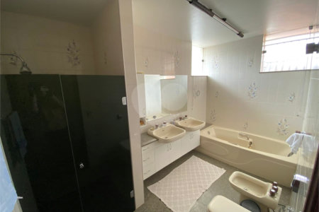 Casa Térrea com 3 suítes, sendo 1 suíte master.