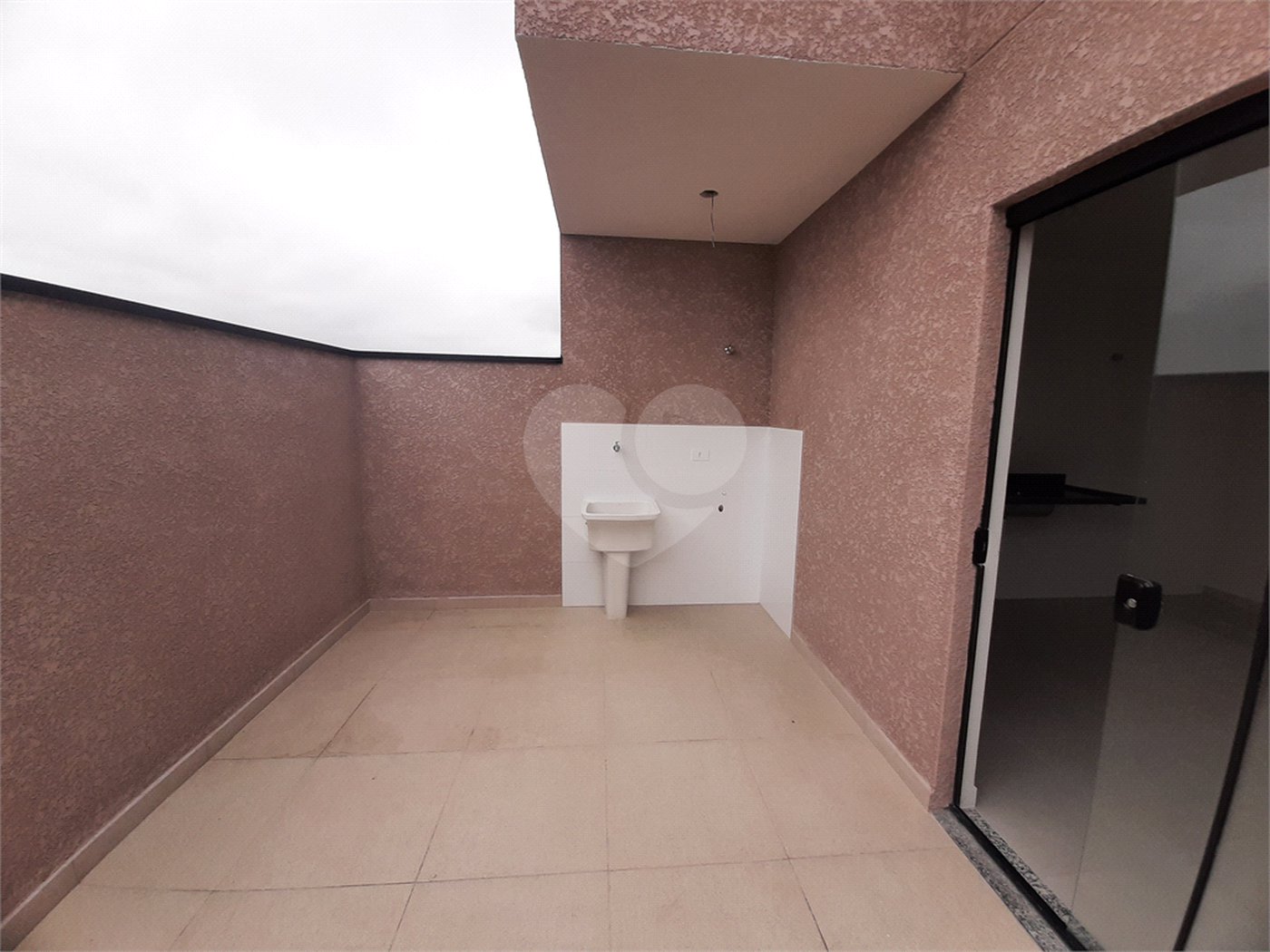 Apartamento COBERTURA com 66m2, 3 quartos, banheiro, sala, cozinha, quintal e 1 vaga