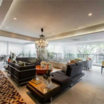 Apartamento de 306m² na melhor região de Moema, 3 suítes, 5 vagas, varanda gourmet, depósito, fora de rota