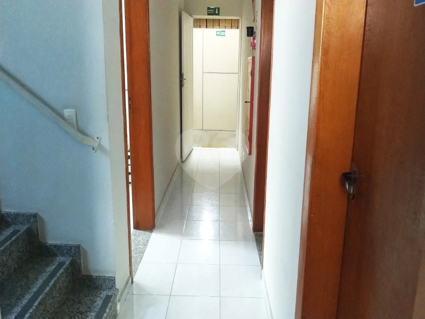 Galpão com 1155m² , 6 banheiros , sendo 2 vestiários , atualmente com 13 vagas , podendo chegar a 17 , à venda na Vila Principe de Gales em Santo André.