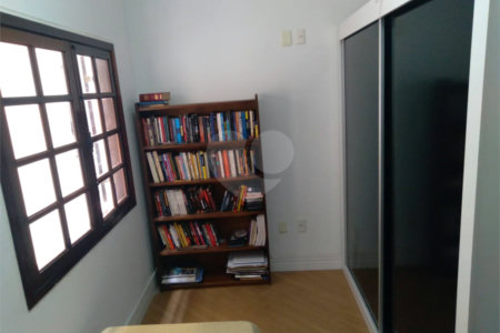 Sobrado espaçoso e bem localizado