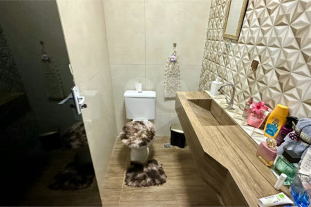 Sobrado a venda com 3 dormitorios sendo 1 suite com closet e varanda no bairro Arcoville