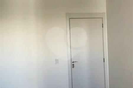 Apartamento com 1 Quarto e 1 banheiro à Venda, 30 m².
