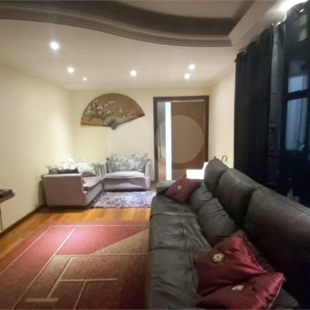Sobrado com 224m² , 3 dormitórios , sendo 2 suítes , 3 vagas de garagem , 7 banheiros , à venda na Vila Scarpelli em Santo André.