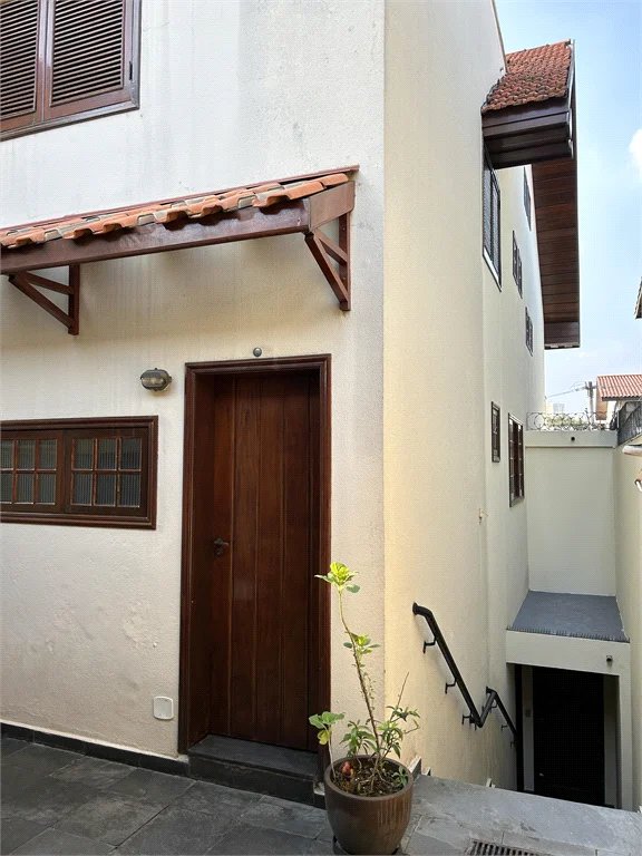 Sobrado à venda com 197m², 3 quartos, sendo 1 suíte, piscina próximo ao metrô Vila Sônia