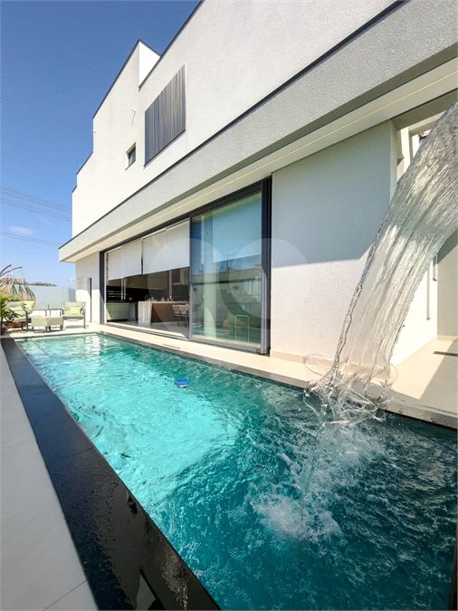Indaiatuba - Condominio Villa Sapezal - 318 m² de Terreno - 230 m² de Área Construída - 3 suítes, sendo 1 Master com closet planejado - Sala de TV - Sala de estar integrada à Sala de jantar - Cozinha com móveis planejados - Despensa - Escritório planejado - Lavabo - Piscina com preparação para aquec