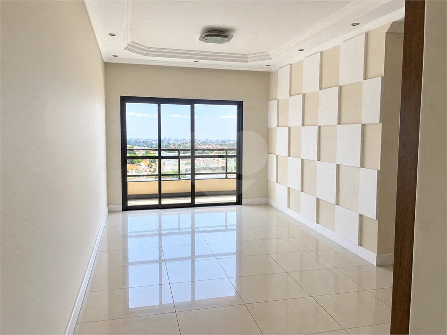 Cobertura de 255 m² com 3 dormitórios, 1 suíte, cozinha planejada, 2 vagas e área gourmet com churrasqueira.