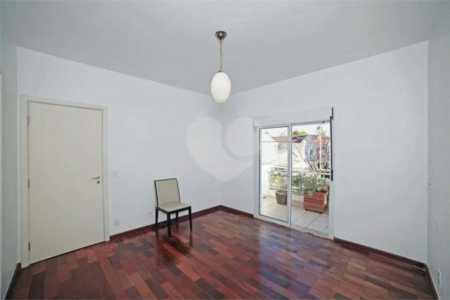 Casa à venda ou para alugar com 5 quartos, sendo 3 suítes, no condomínio Villa Florida, São Paulo - SP
