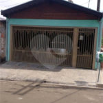 Casa térrea no Loteamento Habitacional São Carlos 1, sendo 3 Dormitórios e 1 suíte