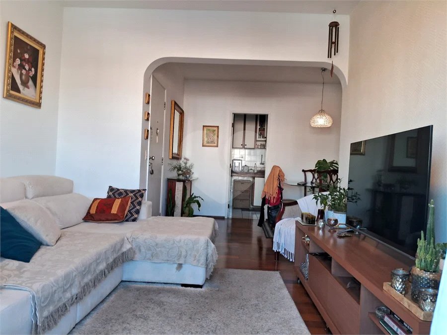 Prédio com portaria 24 horas, e lazer. Apartamento com 3 dormitórios, uma suíte, 2 vagas de garagem