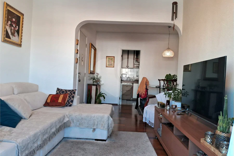 Prédio com portaria 24 horas, e lazer. Apartamento com 3 dormitórios, uma suíte, 2 vagas de garagem