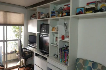 Apartamento na Vila Nova Conceição de 100m2 com 2 dorms, 1 suíte , 3 banheiros, 2 vagas. Estuda permuta.