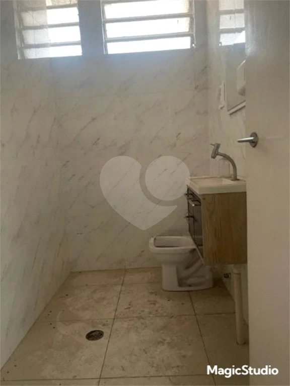 Casa comercial com 300m², 5 quartos, 2 vagas, para locação no Campo Belo!