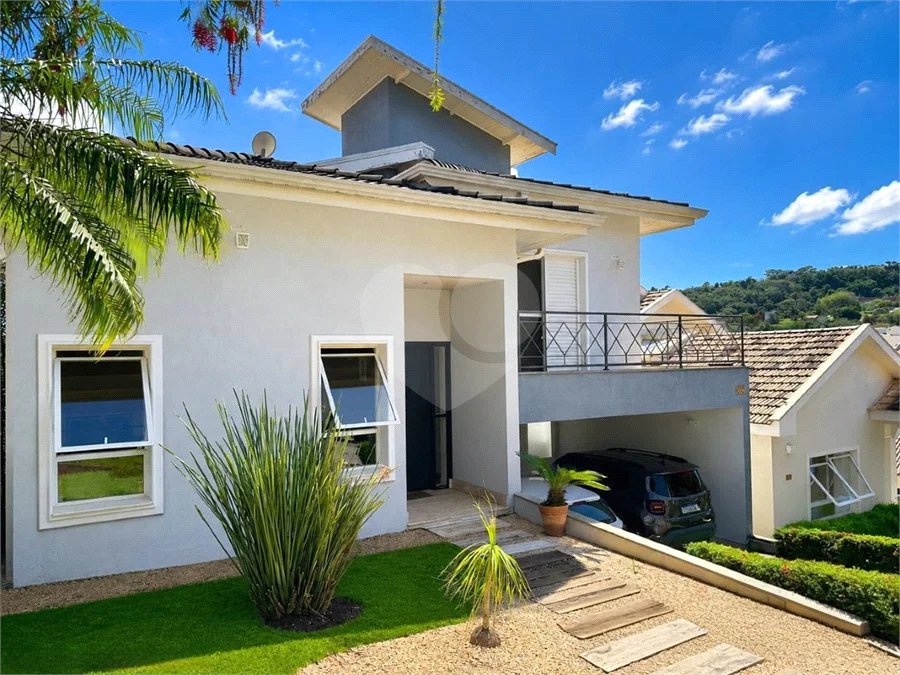 Casa à venda com 3 suítes no condomínio Recanto dos Paturis, Vinhedo - SP