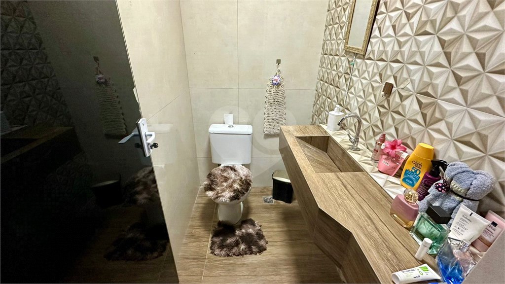 Sobrado a venda com 3 dormitorios sendo 1 suite com closet e varanda no bairro Arcoville