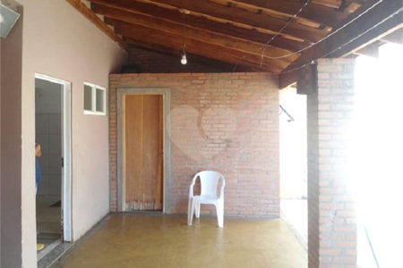 Casa Térrea com dormitórios, sendo 2 suítes.
