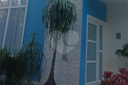 Casa de 3 quartos sendo uma suíte master com varanda no condominio Mansões da Prata
