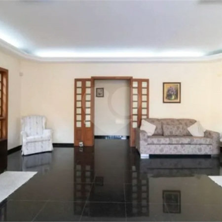 Casa com 3 dormitórios sendo 3 suítes com 03 vagas de garagem.