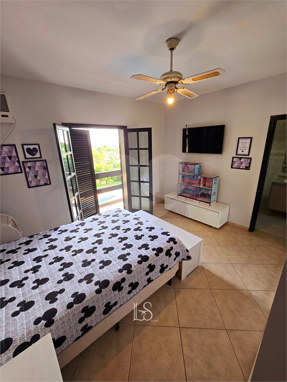 Indaiatuba- Vale das Laranjeiras - Vista dos fundos para o lago - Casa assobradada - 3 pisos, 4 quartos, 2 suítes, uma com hidro ,escritório, sala 3 ambientes, lareira, lavabo,cozinha ampla, despensa, lavanderia, churrasqueira, forno pizza, 6 wcs, piscina, jardim despensa, garagem, segurança