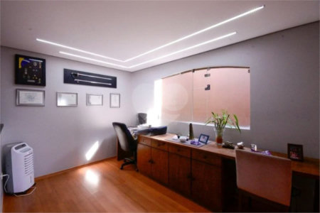Casa com 4 Dormitórios sendo 1 suíte, com 3 Vagas