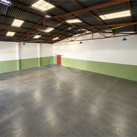 Galpão comercial/industrial com 627 m² no Bairro Planalto, em São Bernardo do Campo, próximo à Via Anchieta, com piso fabril, escritórios e mezanino.