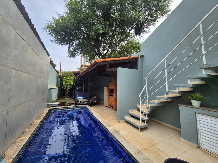 Sobrado à venda amplo, 3 quartos, 1 suíte, 3 vagas com piscina na Vila Indiana próximo à USP