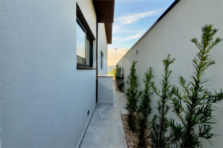 Casa térrea 3 dormitórios (3 suítes), espaço gourmet, piscina, 2 vagas garagem, condomínio fechado com ampla área lazer