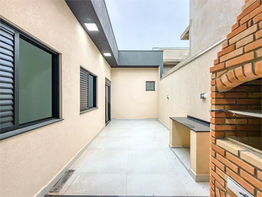Indaiatuba - Jardim Bom sucesso - Área total: 150m² - Área construída: 115m² - 3 dormitórios sendo 1 suíte com armário planejado;Sala para dois ambientes; Banheiros com box gabinetes e espelhos; Área gourmet com churrasqueira a carvão e móveis planejados; Lavanderia coberta; Ar condicionado na sala