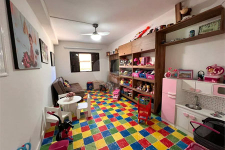 Chácara com excelente infraestrutura, contendo casa com 8 dormitórios, 900 m² de área construída, área total de 3000m², piscina adulto e infantil, churrasqueira, quadra gramada de futebol - Rio Acima - Atibaia/SP 900 m² Área construída 3.000 m² Área do terreno