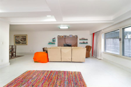 Casa Sobrado à venda com 342 m², 3 dormitórios, sendo 2 suítes, 4 vagas na Vila Mariana - São Paulo.
