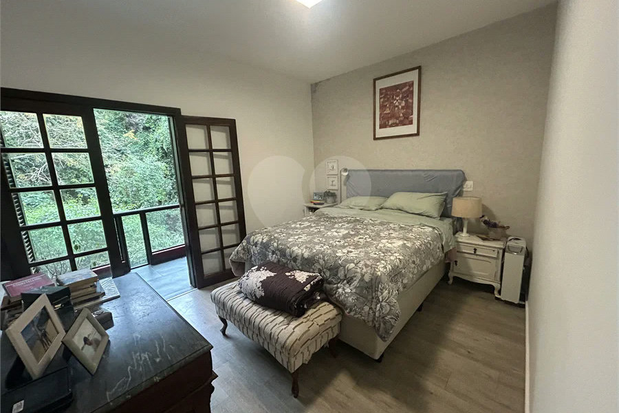 Casa em condomínio com 3 dormitórios, 01 suíte, garagem para 06 carros, área gourmet, piscina.