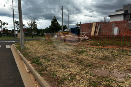 LOTE DE ESQUINA NO CONDOMINIO RESIDENCIAL DAMHA IV