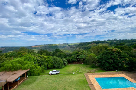 Chácara à venda no Condomínio Itaipu com chalé e vista privilegiada!