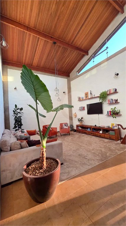 Refúgio de Alto Padrão em Condomínio Fechado: Natureza, Charme e 5.500m² de Terreno