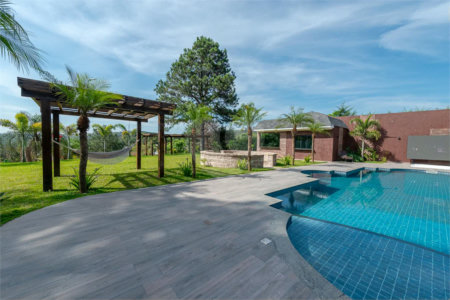 Casa à venda com 4 suítes no condomínio Vale da Santa Fé, Vinhedo - SP