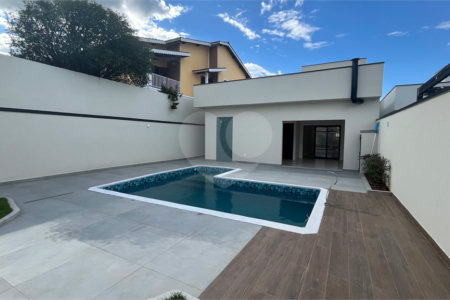 Casa Terrea com 3 suítes a Venda em Atibaia