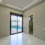Indaiatuba - SP - Condominio Dona Lucilla - Valor R$2.295.000,00 - 3 suítes + escritório + lavabo - Terreno: 300m2 - Construção: 188m2 - Diferenciais - Móveis planejados no escritório, sala de TV, lavabo, cozinha, área gourmet, lavanderia, banheiros e closet - Ar condicionado em todos os ambie