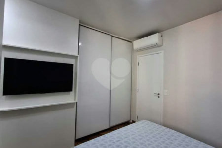 Apartamento totalmente decorado em Moema com 70 m2 , 2 quartos, 2 suítes e 2 vagas, ambientes com ar condicionado.