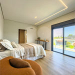 Indaiatuba - Condominio Villa Sapezal - 318 m² de Terreno - 230 m² de Área Construída - 3 suítes, sendo 1 Master com closet planejado - Sala de TV - Sala de estar integrada à Sala de jantar - Cozinha com móveis planejados - Despensa - Escritório planejado - Lavabo - Piscina com preparação para aquec