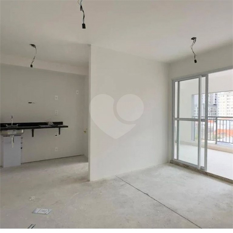 Apartamento de 69m2 na Saúde com 2 dorms, 1 suíte, 2 banheiros, 1 vaga. Estuda Permuta.
