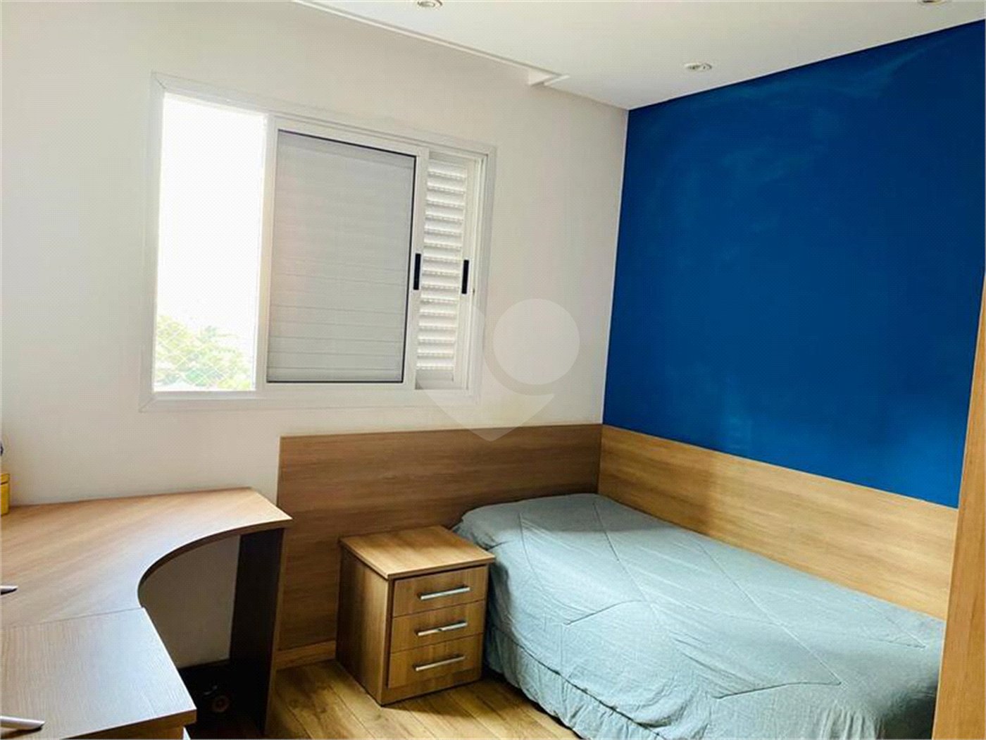 Apartamento de 03 dormitórios sendo 1 suíte e 02 vagas de garagem.