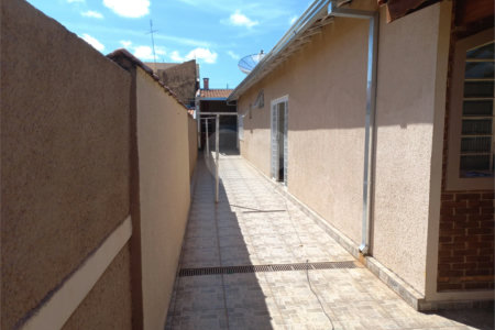 Casa térrea com 3 dormitórios, sendo 1 suíte.