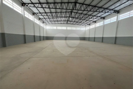 GALPÃO INDUSTRIAL NOVO – 800 M² - Em frente à Rodovia Kanela Forti