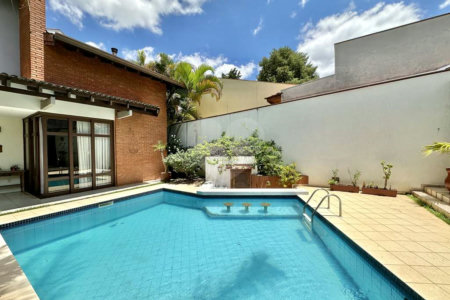 Casa Sofisticada com 4 Dormitórios, Piscina, Salão de Festas Gourmet, Sauna, Lareira e Escritório