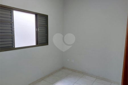 Casa Térrea com 2 dormitórios, sendo 1 suíte.