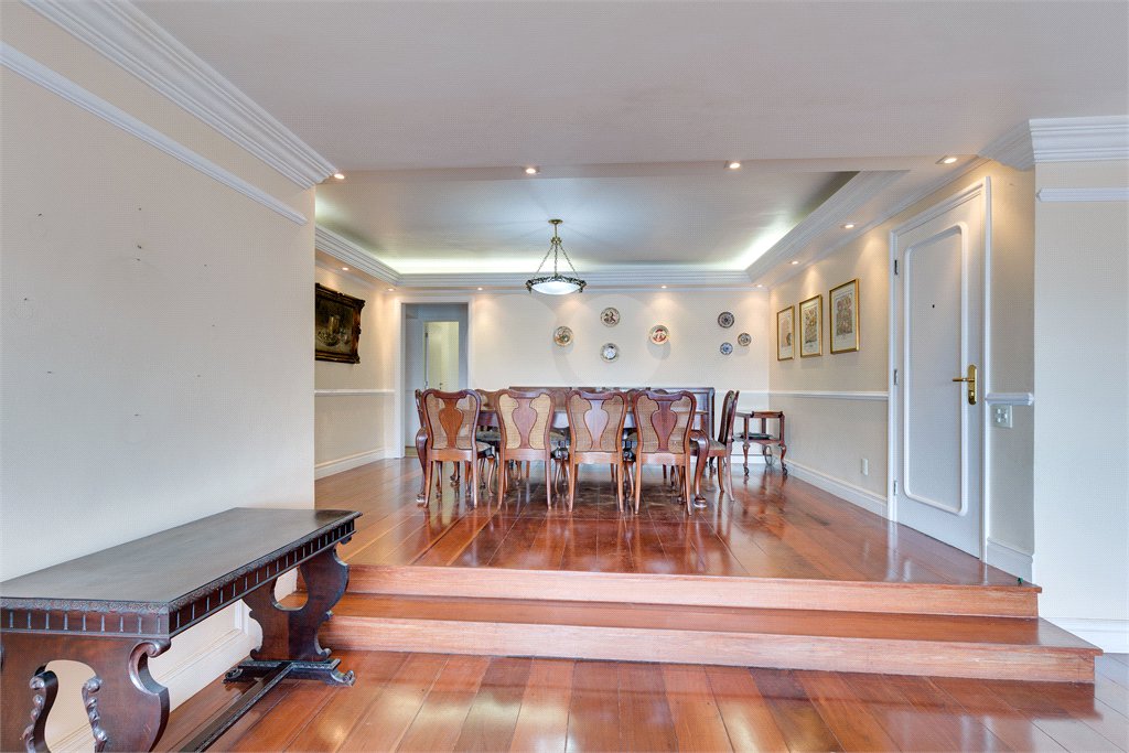 Apartamento à venda com 3 suítes em Real Parque, São Paulo, SP