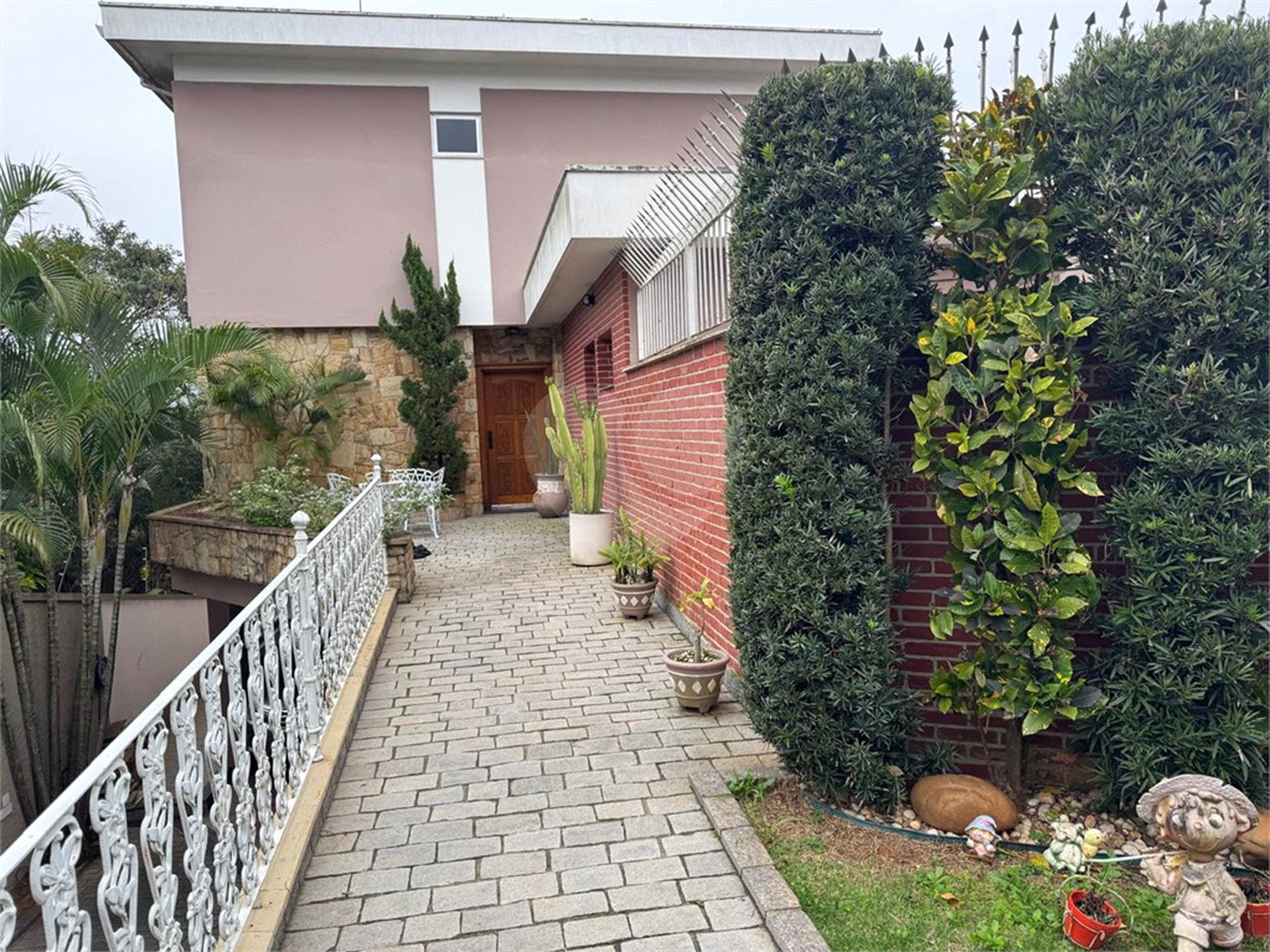 Sobrado à venda com 4 quartos, sendo 3 suítes, em Interlagos, São Paulo, SP