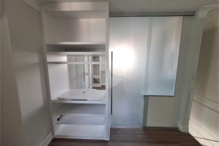 Apartamento para locação com 2 dormitórios, sendo 1 suíte com 02 vagas, totalmente climatizado nos 3 ambientes