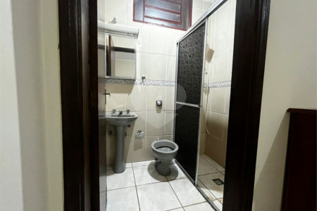 Casa à Venda na Rua Principal do Parque Fehr com Aquecedor Solar
