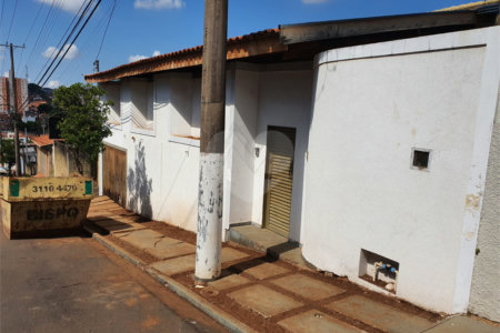 Casa térrea com 5 dormitórios, sendo 2 suítes.